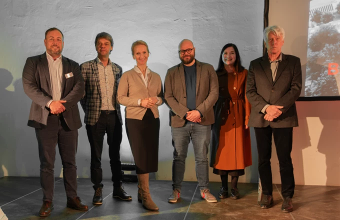 Auftaktveranstaltung auf den bevorstehenden Prozess und die Ergebnisse (v. l. n. r.): Manuel Weiner, Projektleiter, und Joachim Nägele, Geschäftsführer bei Rhomberg Bau Deutschland, mit Oberbürgermeisterin Dr. Claudia Alfons, Bauamtsleiter Kay Koschka, Stadtplanerin Iris Möller sowie Stadtrat Prof. Dr. Ulrich Schöffel. Bildnachweis: Rhomberg Bau Auftaktveranstaltung auf den bevorstehenden Prozess und die Ergebnisse (v. l. n. r.): Manuel Weiner, Projektleiter, und Joachim Nägele, Geschäftsführer bei Rhomberg Bau Deutschland, mit Oberbürgermeisterin Dr. Claudia Alfons, Bauamtsleiter Kay Koschka, Stadtplanerin Iris Möller sowie Stadtrat Prof. Dr. Ulrich Schöffel. Bildnachweis: Rhomberg Bau